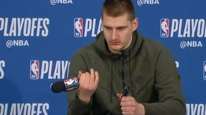 Nikola Jokić "pokvario" mikrofon i do suza nasmijao sve prisutne novinare