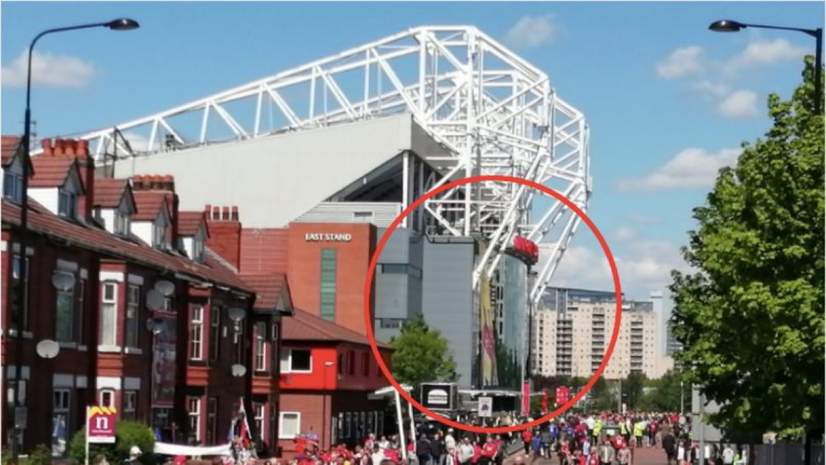 Sol na ranu navijača: Bizaran baner ispred Old Trafforda pokazuje sav očaj Manchester Uniteda