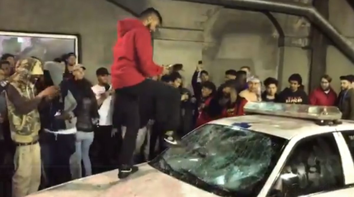 Proslava u Torontu se otela kontroli: "Navijači" razbijali policijske automobile