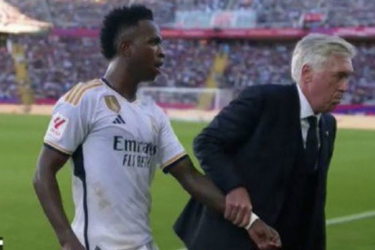 Nervozni Ancelotti podigao je obrvu, uzeo za ruku umišljenog Viniciusa i pokazao gdje mu je mjesto Nervozni Ancelotti podigao je obrvu, uzeo za ruku umišljenog Viniciusa i pokazao gdje mu je mjesto