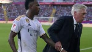 Nervozni Ancelotti podigao je obrvu, uzeo za ruku umišljenog Viniciusa i pokazao gdje mu je mjesto