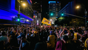 Više hiljada navijača Lakersa slavilo ispred dvorane: "Kobe, Kobe", skandirali svi u glas