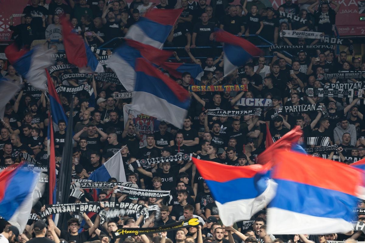 Sukob na tribinama Partizana: Tuča izbila nakon transparenta „Studenti IN, Vučić OUT“ Sukob na tribinama Partizana: Tuča izbila nakon transparenta „Studenti IN, Vučić OUT“