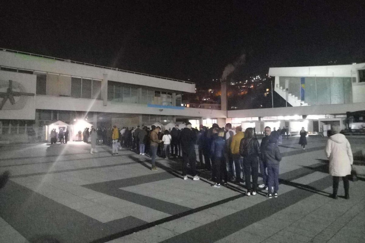 Košarka se vratila u Sarajevo: Red na platou Skenderije za utakmicu KK Bosna!