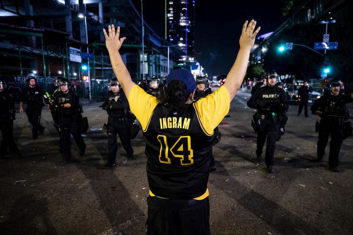 Policija "razbila" proslavu navijača Lakersa ispred Staples Centra