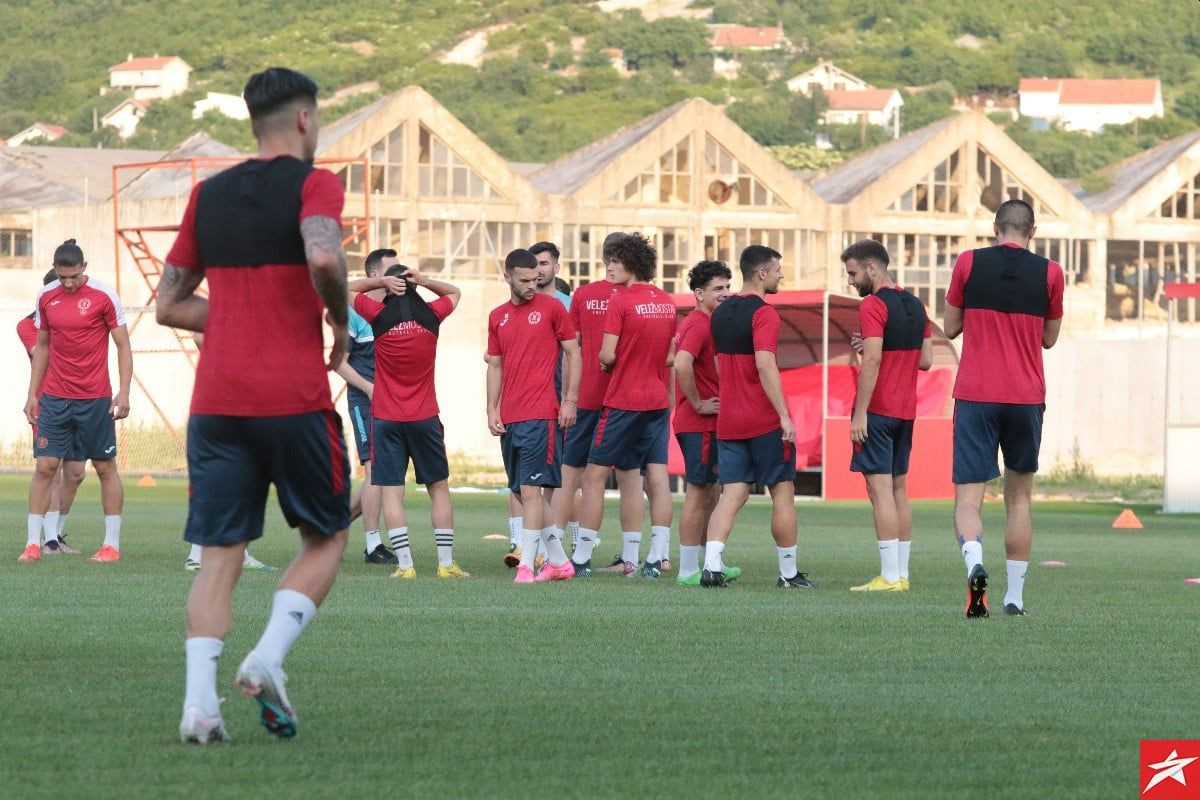 Velež otputovao na Kupres: Nekoliko igrača ostalo u Mostaru, a jedno ime prekriženo Velež otputovao na Kupres: Nekoliko igrača ostalo u Mostaru, a jedno ime prekriženo