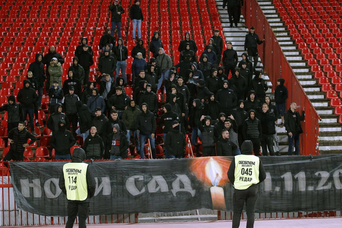 Navijačka grupa okreće leđa igračima zbog Crvene zvezde: "Sklanjali ste se s terena" Navijačka grupa okreće leđa igračima zbog Crvene zvezde: "Sklanjali ste se s terena"