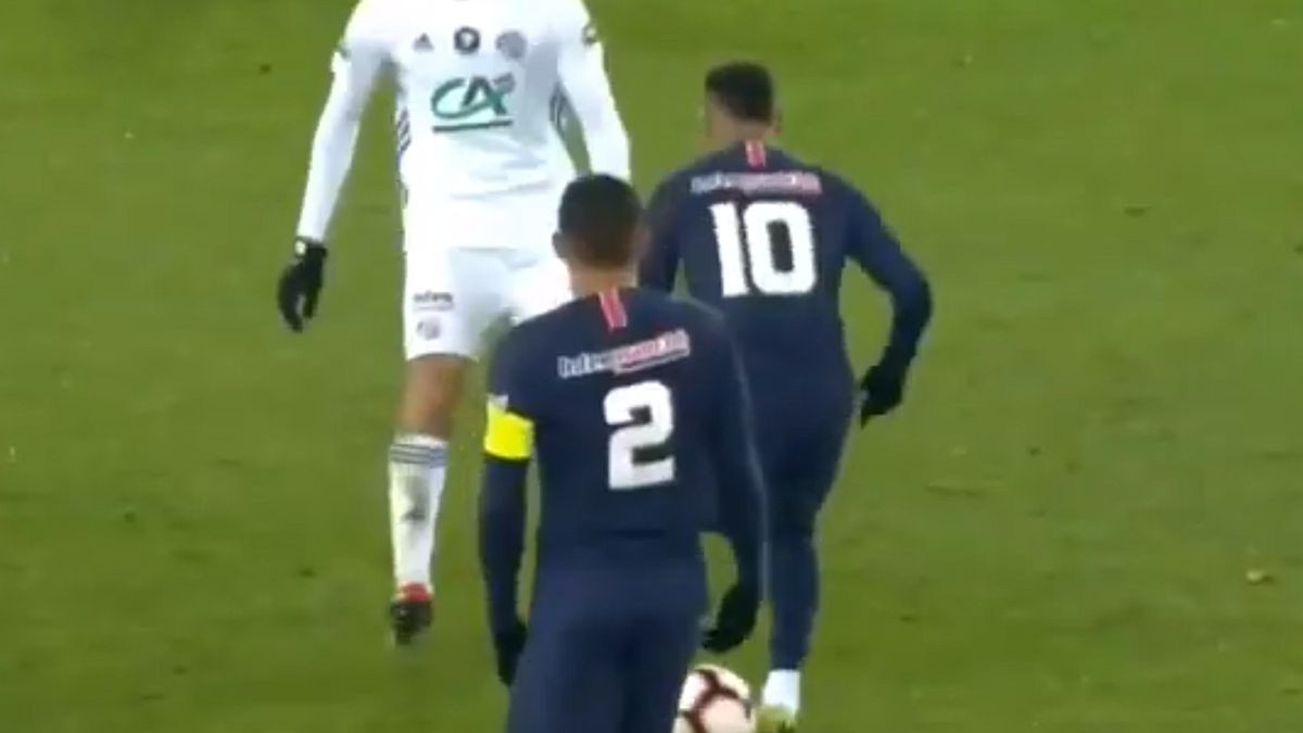 Legenda kaže da dvojicu igrača Strasbourga nakon poteza Neymara još traže po Parku Prinčeva...
