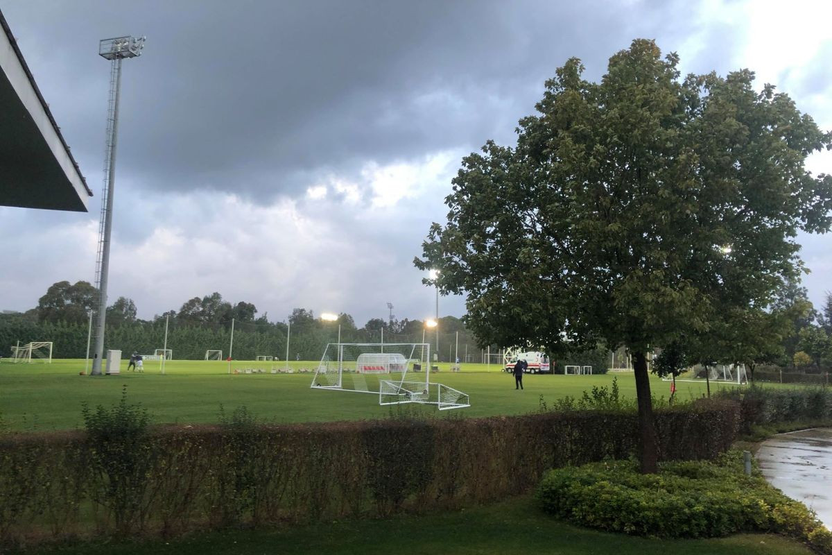 Jako nevrijeme "zagorčalo" život fudbalerima Željezničara i Akhmata Jako nevrijeme "zagorčalo" život fudbalerima Željezničara i Akhmata