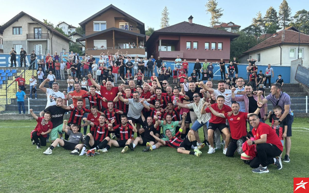 Fudbaleri Slobode zajedno s navijačima proslavili povratak u Premijer ligu Fudbaleri Slobode zajedno s navijačima proslavili povratak u Premijer ligu