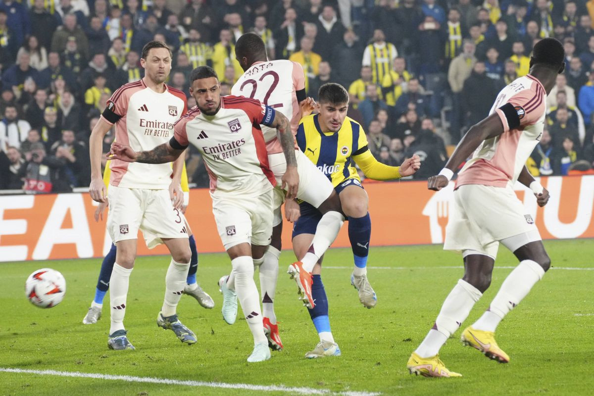 Noć fudbalske katastrofe u Istanbulu, nije pomogao ni Edin Džeko Noć fudbalske katastrofe u Istanbulu, nije pomogao ni Edin Džeko