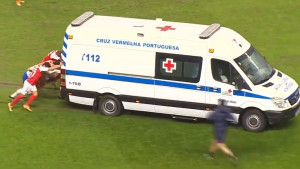 Neobična situacija: Igrači "izvlačili" Hitnu pomoć sa terena