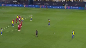 Ronaldo ispalio projektil iz slobodnog udarca - golman je bio potpuno nemoćan!