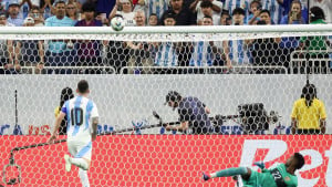 Ronaldo je barem šutirao u gol: Messi se obrukao s penala, pa je na scenu stupio Dibu Martinez