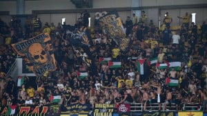Srpska braća na utakmicu na svom stadionu došla sa zastavama Palestine, dočekala ih je veleizdaja!