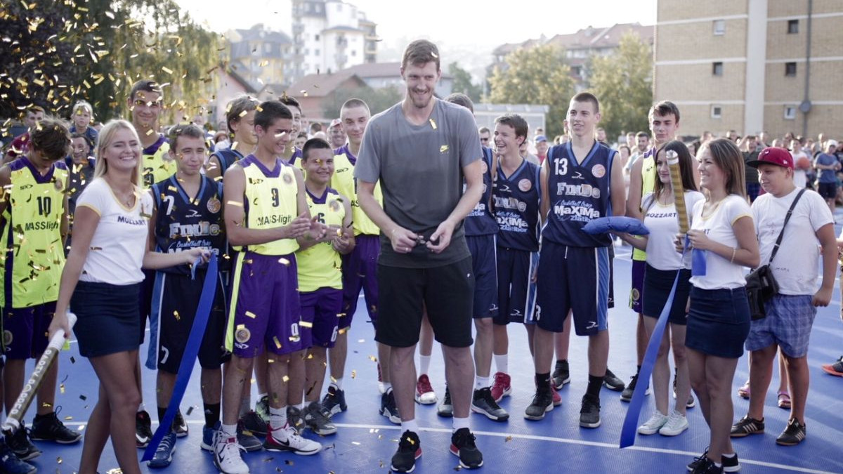 Mozzart u Doboju obnovio košarkaški teren u čast Ognjena Kuzmića