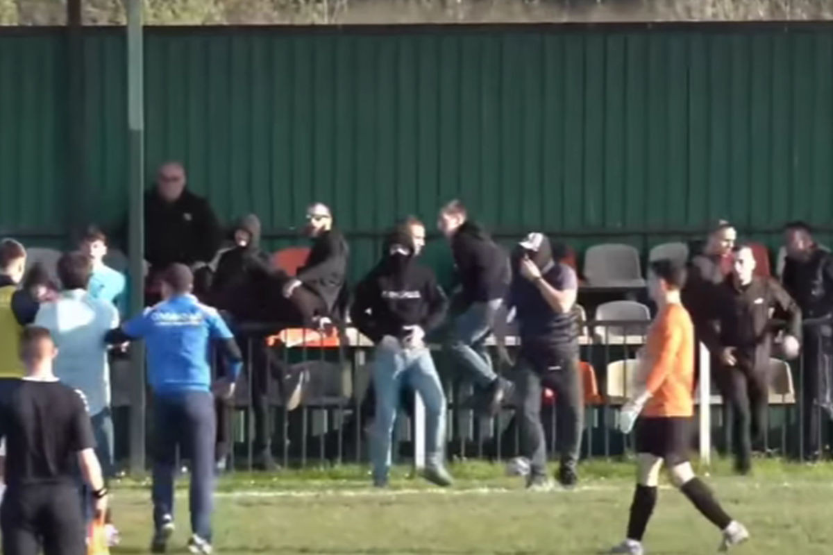 Zato ljudi bježe odavde: Maskirani huligani upali na teren i tukli sve ...