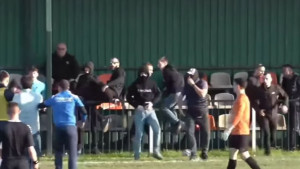 Zato ljudi bježe odavde: Maskirani huligani upali na teren i tukli sve redom!