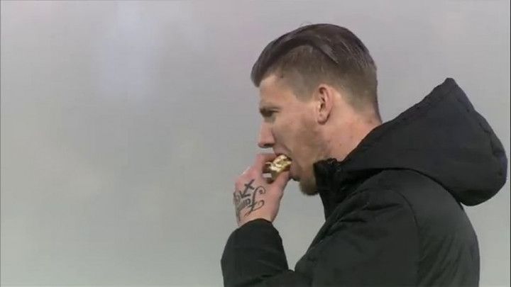 Kažnjen jer je jeo dok su se drugi igrači zagrijavali