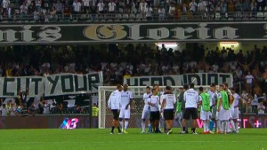Brutalna poruka s tribina: "Odsijeci glavu idiote"...