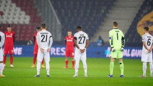 Na praznom stadionu u Salzburgu pozornost privukao transparent s porukom iza gola