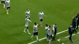 Igrači Bešiktaša zabili gol, a onda na sjajan način pružili podršku Ajdinu Hasiću