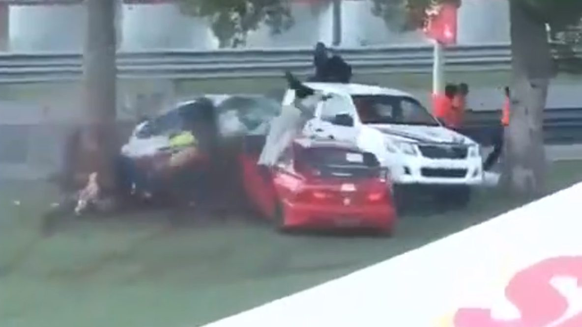 Trenutak užasa: Automobil se prepolovio nakon udara u drvo, vozačica "katapultirana" Trenutak užasa: Automobil se prepolovio nakon udara u drvo, vozačica "katapultirana"