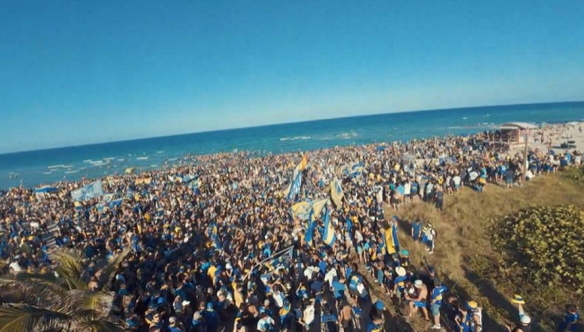 Navijači Boce napravili spektakl na plaži u Miamiju, a iznad njih proletio avion s brutalnom porukom Navijači Boce napravili spektakl na plaži u Miamiju, a iznad njih proletio avion s brutalnom porukom