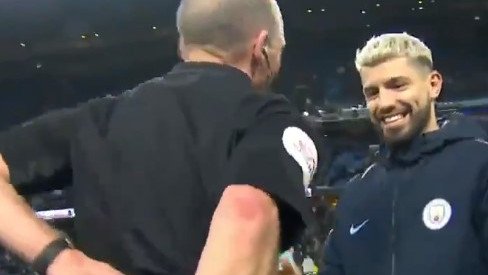 Sjajna scena na Etihadu: Mike Dean "sakrio" loptu od Sergija Aguera