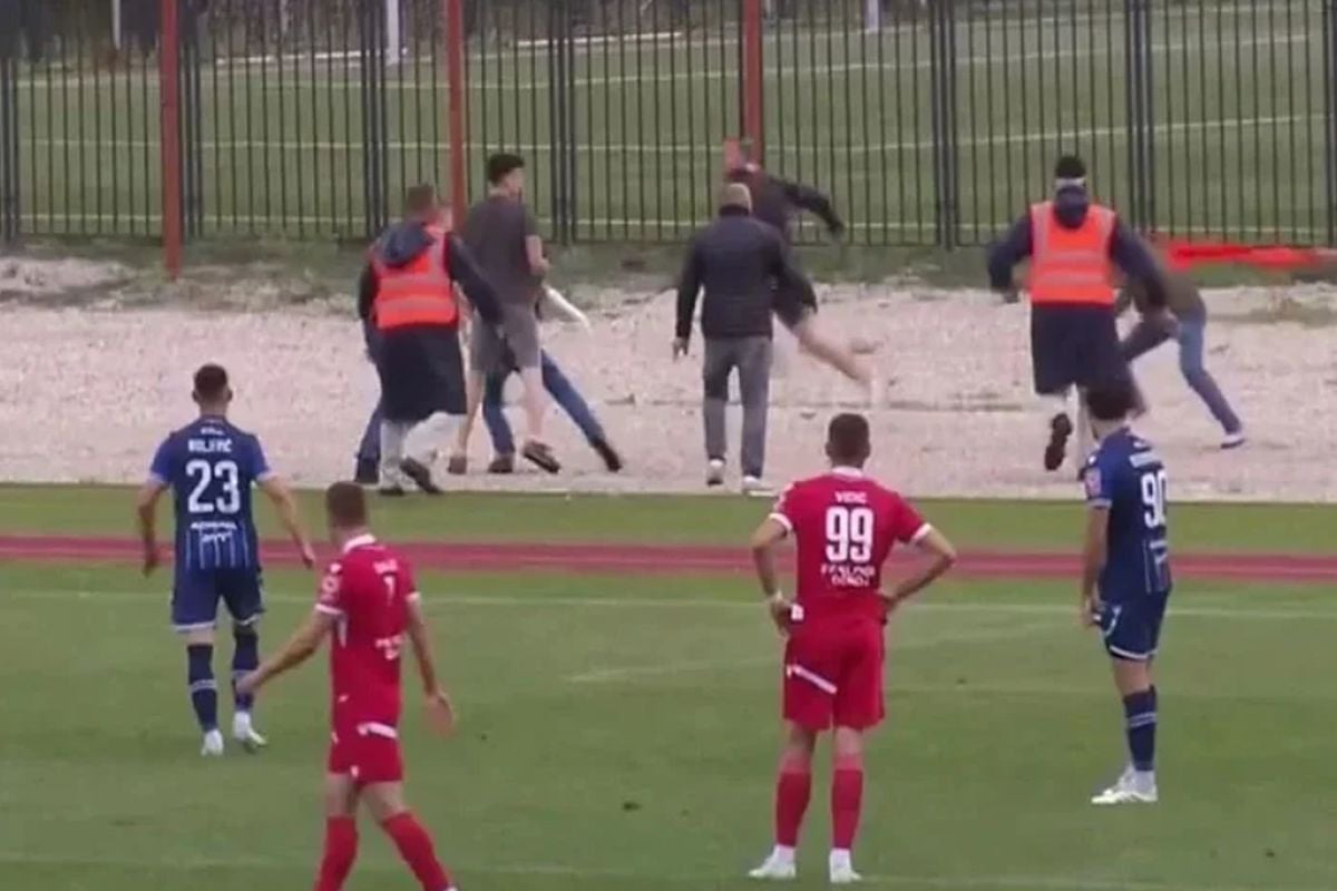 Huligani utrčali na teren u Doboju i napali fotografa Huligani utrčali na teren u Doboju i napali fotografa