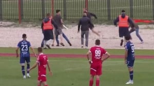 Huligani utrčali na teren u Doboju i napali fotografa