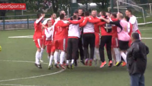 Zanimljiva scena: Dok igrači Mošćanice slave, Braco tjera igrače Vrbanjuše sa terena