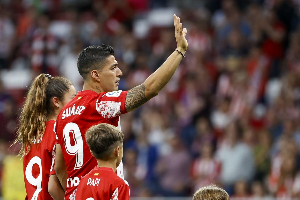 Luis Suarez Barceloni sinoć zabio nož u leđa: "Tako im i treba kada ne znaju da poštuju legende" Luis Suarez Barceloni sinoć zabio nož u leđa: "Tako im i treba kada ne znaju da poštuju legende"