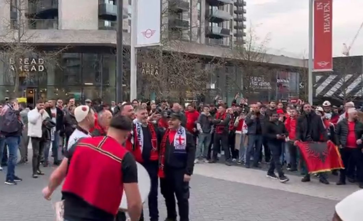 Srbi u očaju zbog videa iz Londona: Navijači Albanije dobili "pojačanje" s Kosova, pa zapjevali Srbi u očaju zbog videa iz Londona: Navijači Albanije dobili "pojačanje" s Kosova, pa zapjevali