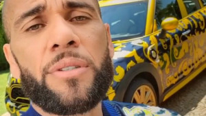 Kad ne znate šta ćete od para: Dani Alves pokazao svoj "specijalni" automobil