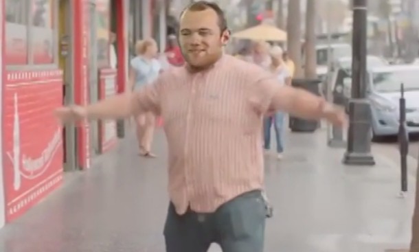 Debeljuca Rooney šeta ulicom i slavi gol