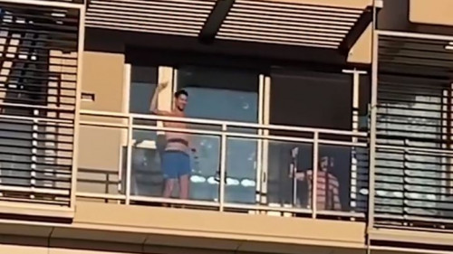 Privukla ga harmonika: Đoković izašao na balkon i zaigrao kolo