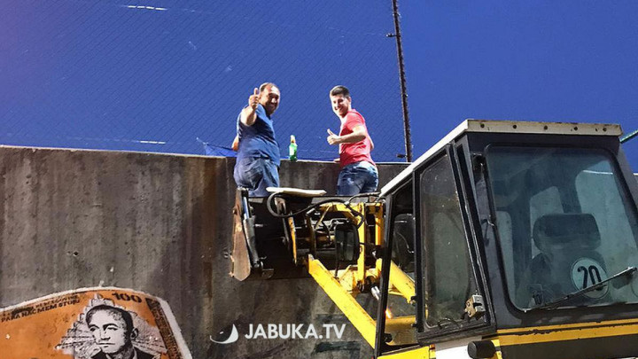 Navijači i bager, II dio: Ulovljeni na poluvremenu, sreća im je bila kratkog daha