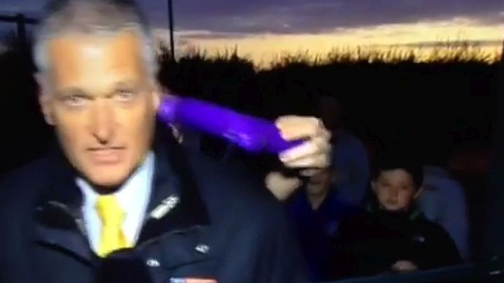 Tokom prijenosa gurnuo dildo u uho reporteru Sky Sporta