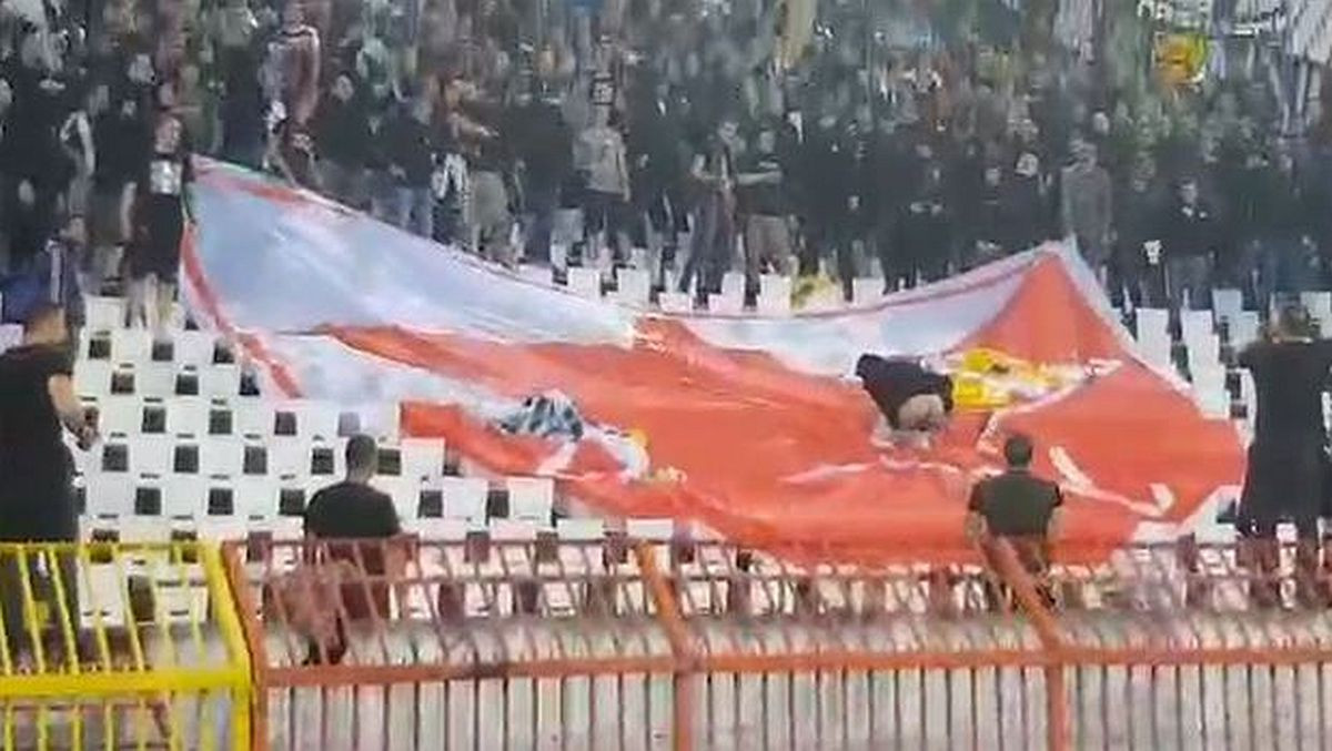 Šokantan snimak: Navijači Partizana urinirali po grbu Crvene zvezde