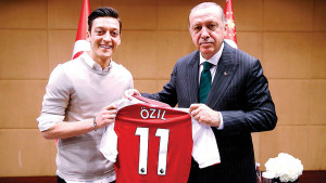 Oezil odigrao samo 10 minuta za novi klub, pa od predsjednika Erdogana dobio luksuzan poklon