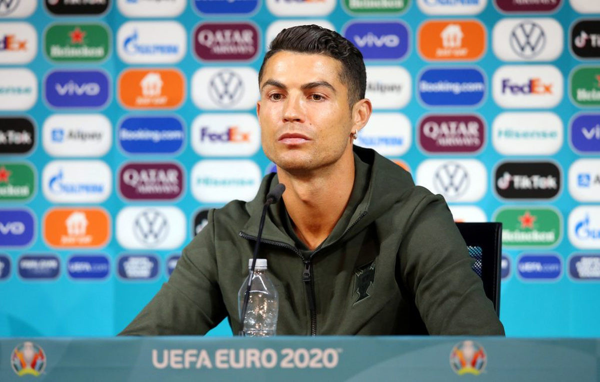 Cristiano je već zaboravio da je ponosno reklamirao Coca-Colu?! Cristiano je već zaboravio da je ponosno reklamirao Coca-Colu?!