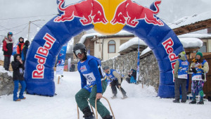 Red Bull Lukvrame: Nesvakidašnja utrka na tradicionalnim drvenim klizaljkama