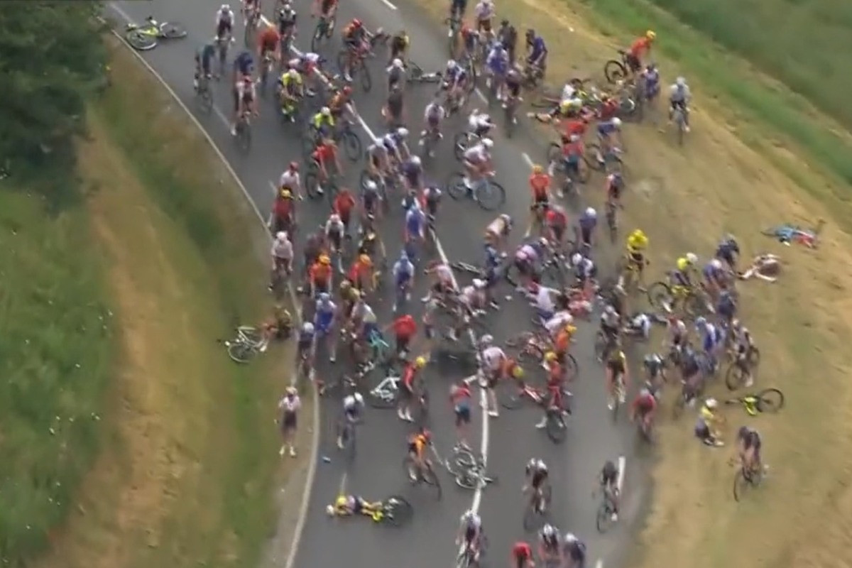 Potpuna katastrofa na Tour de France - Dvojica biciklista teže povrijeđena