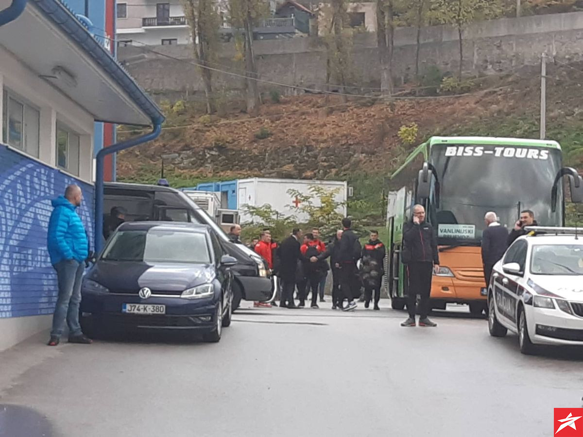 Razočarani navijači i igrači napuštaju stadion Grbavica Razočarani navijači i igrači napuštaju stadion Grbavica