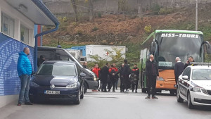 Razočarani navijači i igrači napuštaju stadion Grbavica