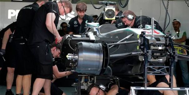 Rosbergu prvi, Hamiltonu uz probleme drugi slobodni trening