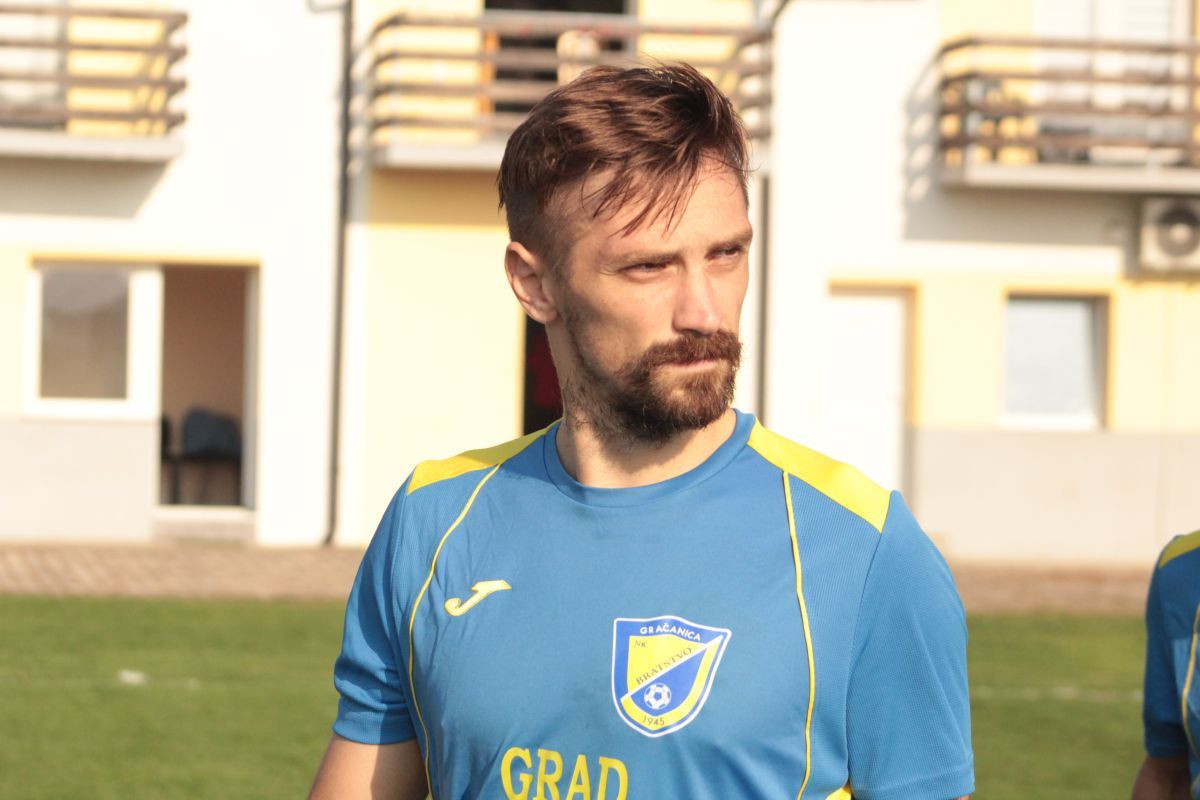 Osam nogometaša otišlo iz Bratstva, Gračanlije predstavile novog trenera Osam nogometaša otišlo iz Bratstva, Gračanlije predstavile novog trenera