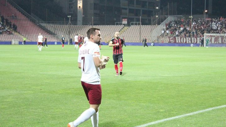 Komične scene u Zenici: Hebibović pojeo kikiriki kojim su ga gađali, navijaču spala patika