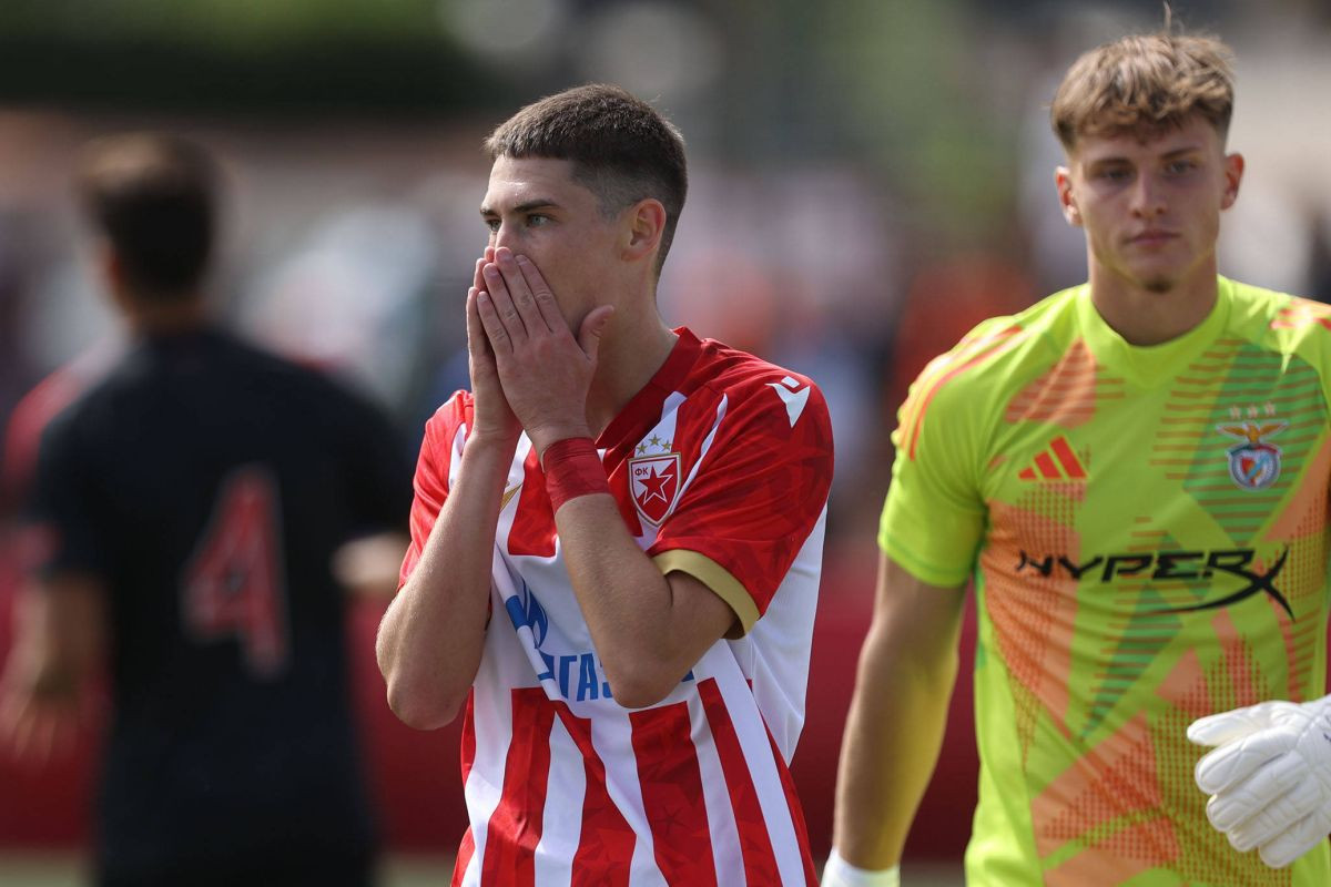 Srpski fudbal je čudo: Jedan se pravi budala po ulicama Beograda, drugi sa 17 igra meč života! Srpski fudbal je čudo: Jedan se pravi budala po ulicama Beograda, drugi sa 17 igra meč života!